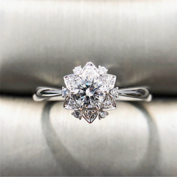 Women's Luxury Flower Artificial Zircon Ring - Image 2